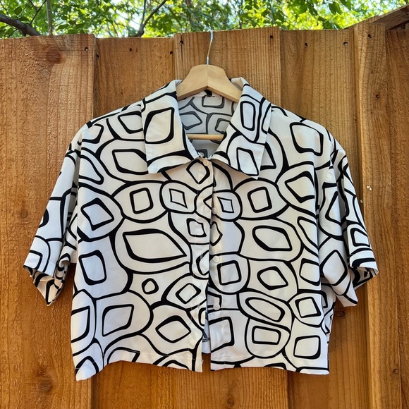 Zara Tops - Abstract Black and White Boxy Cropped Button Up Top 🌿
